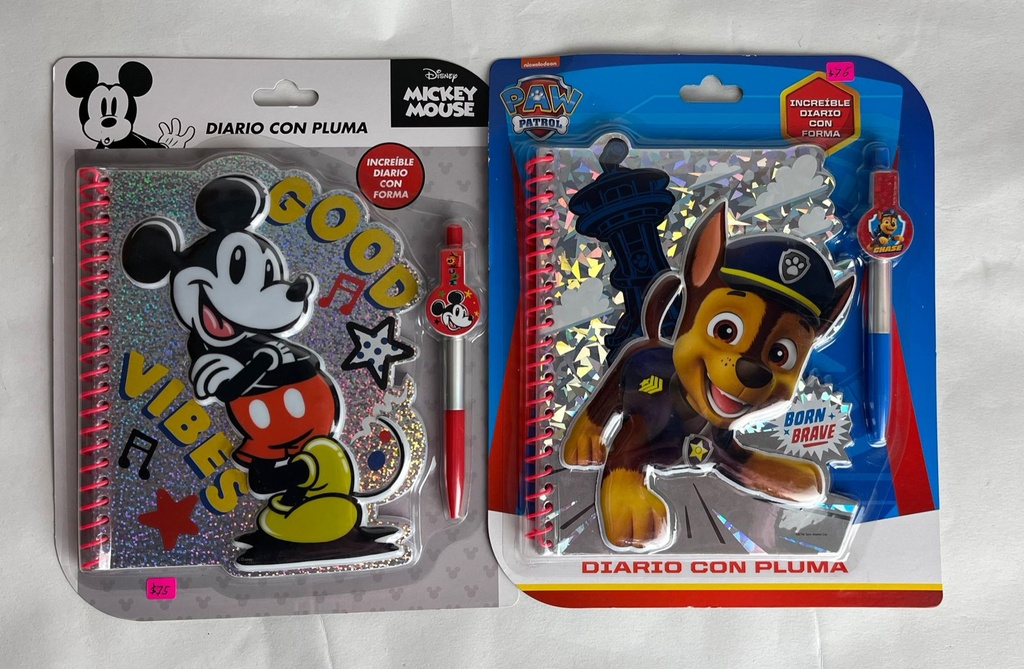 Diario con pluma tamaño miniatura.