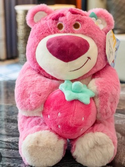 MUÑECO DE PELUCHE LOTSO CON FRESA