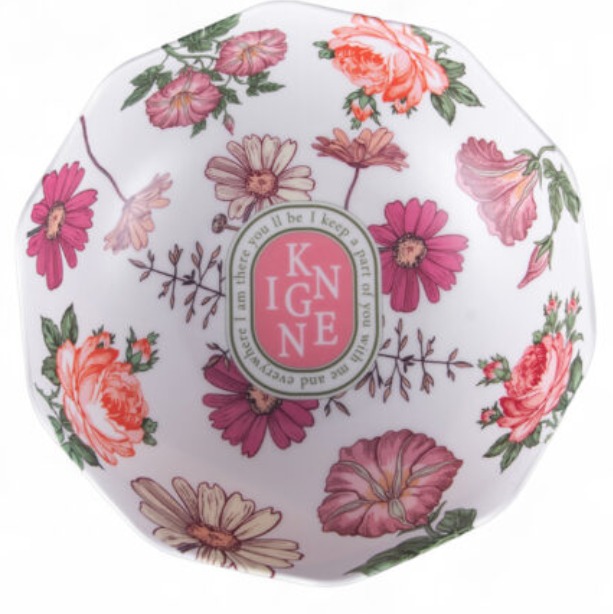 Plato Decorativo Con Un Diseño Floral 